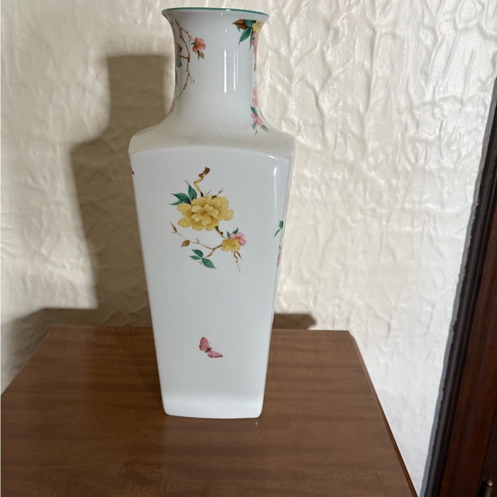 A very antique and rare Kaiser porcelain vase